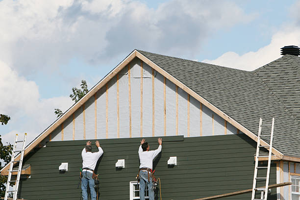 Professional Vinyl Siding technician working in Bloomfield, IN